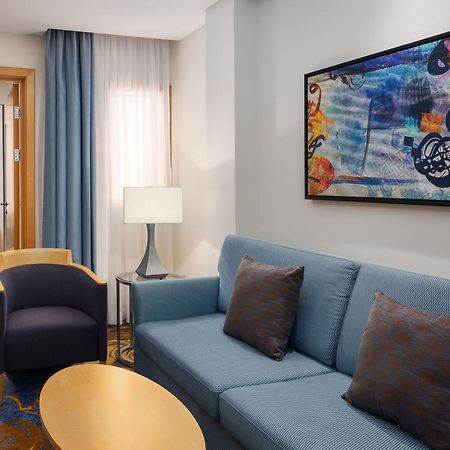シェラトン メッカ ジャバル アル カアバ ホテル エクステリア 写真 A living room in a suite at the Hilton San Francisco Airport