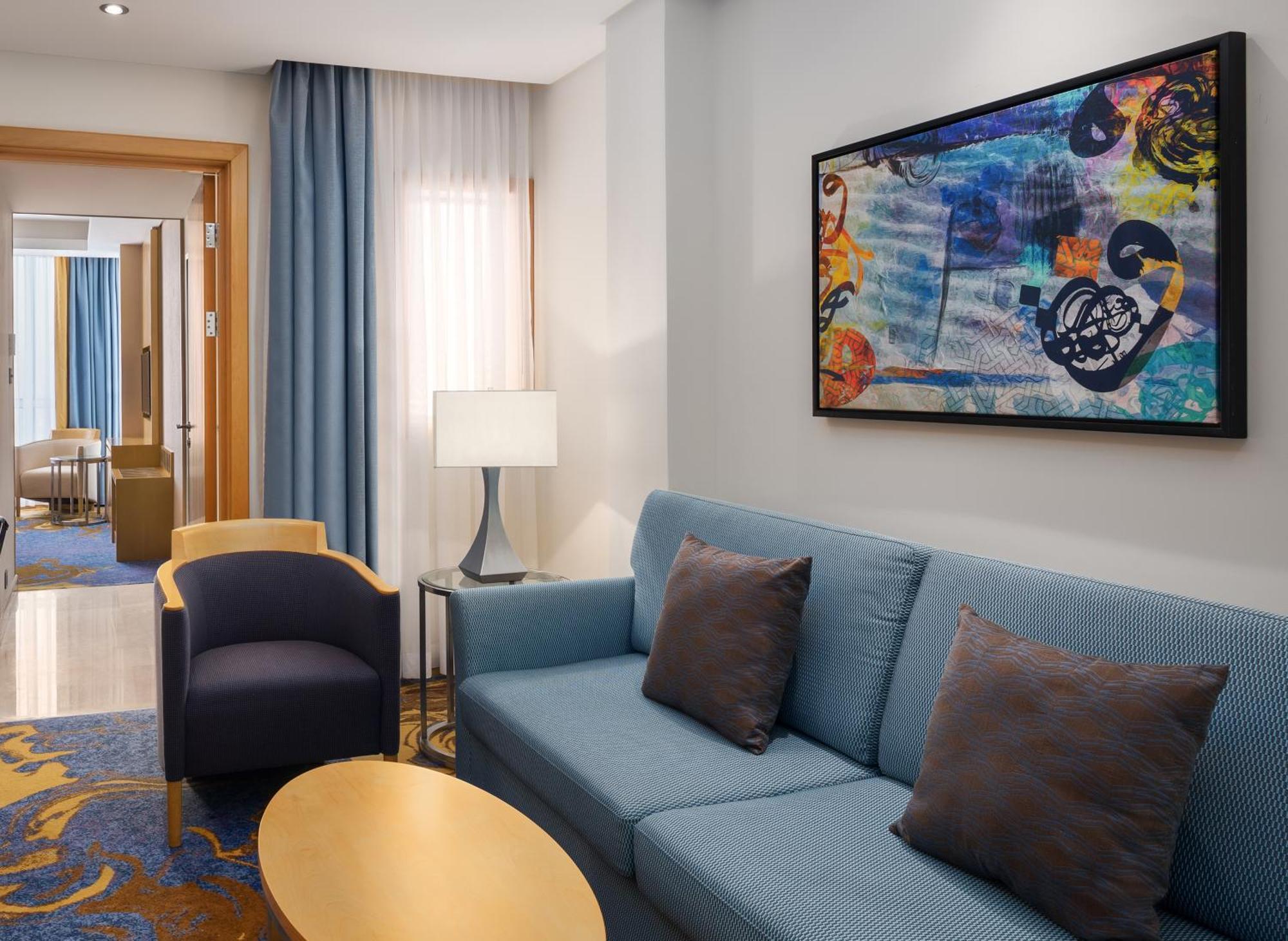 シェラトン メッカ ジャバル アル カアバ ホテル エクステリア 写真 A living room in a suite at the Hilton San Francisco Airport